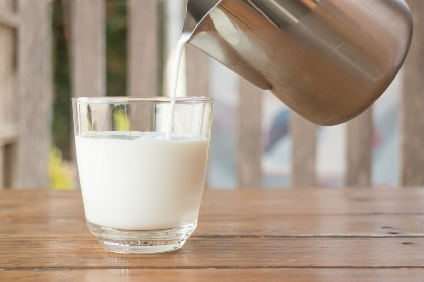 Lait nature en train d’être versé dans un verre