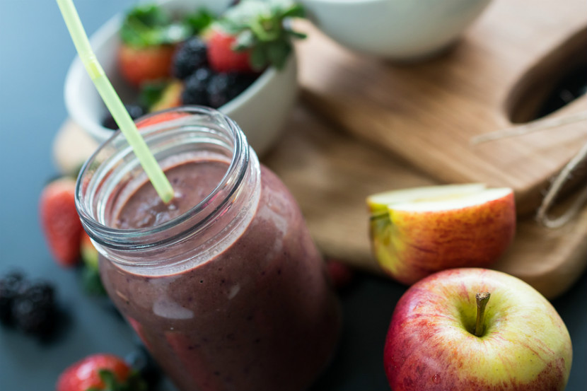 purple coloured blueberry smoothie with apple