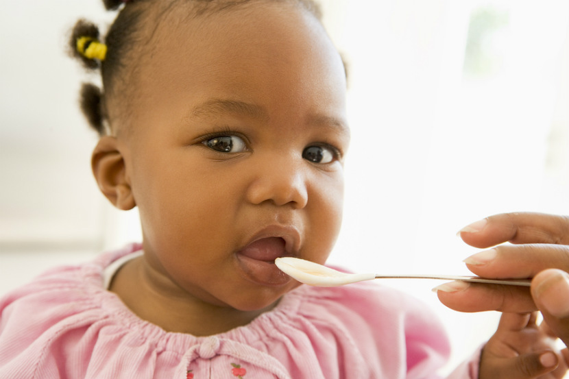 Tout le matériel nécessaire pour le repas de bébé : tout pour