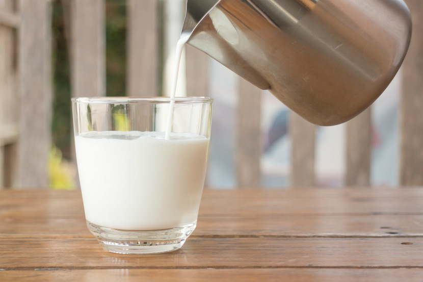 Bebe crachant du lait emiette