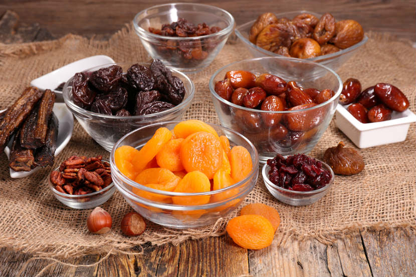 Exemples de fruits séchés comme des abricots, des raisins secs, des pruneaux et des dattes