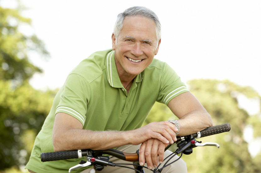 Homme âgé sur une bicyclette