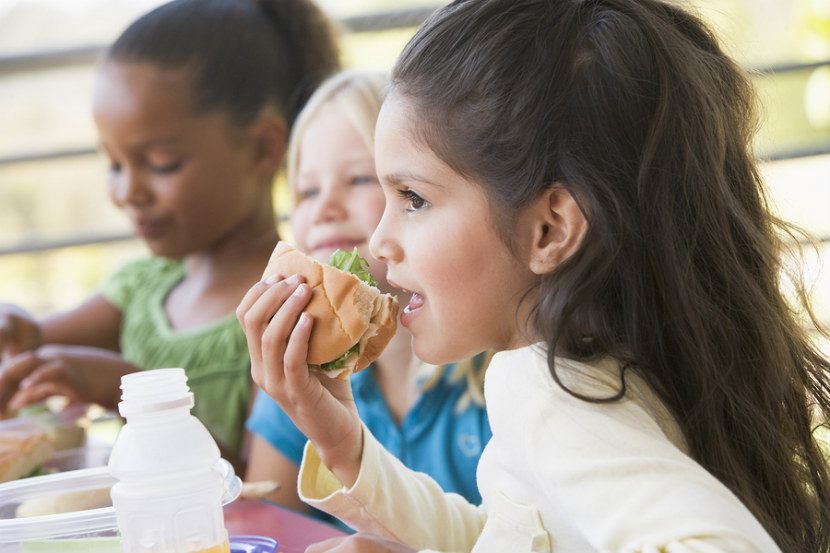 Des enfants qui mangent leur lunch ensemble