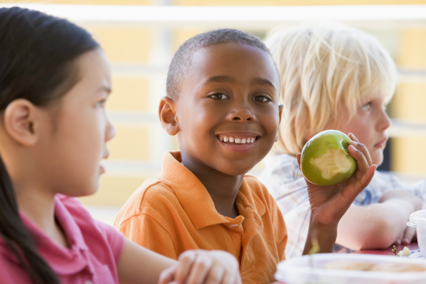 Des enfants qui mangent leur dîner à l’école