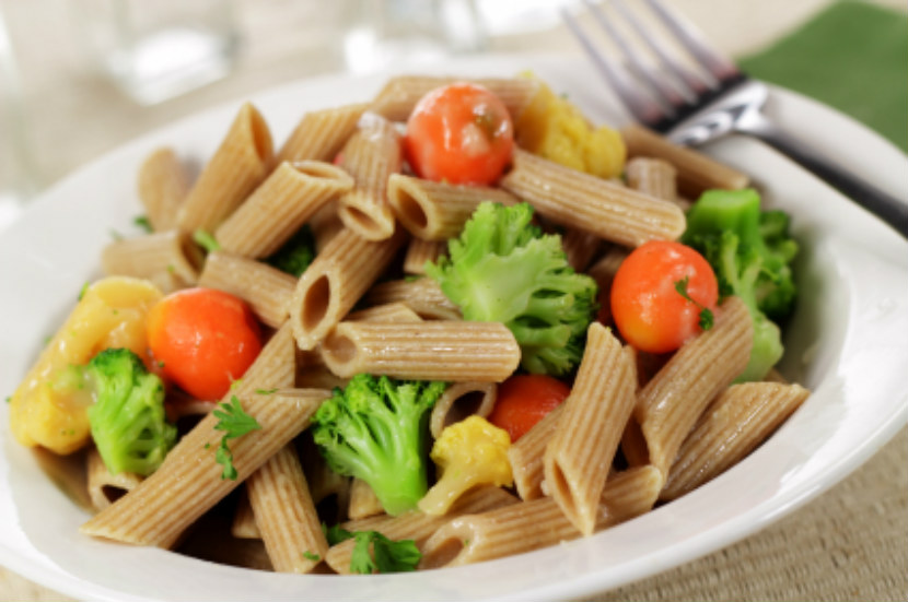 salade de pâtes à teneur élevée en fibres faite avec des pâtes de blé entier