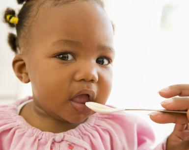 Alimentation du bébé de 12 mois : repas du bébé et nourriture type