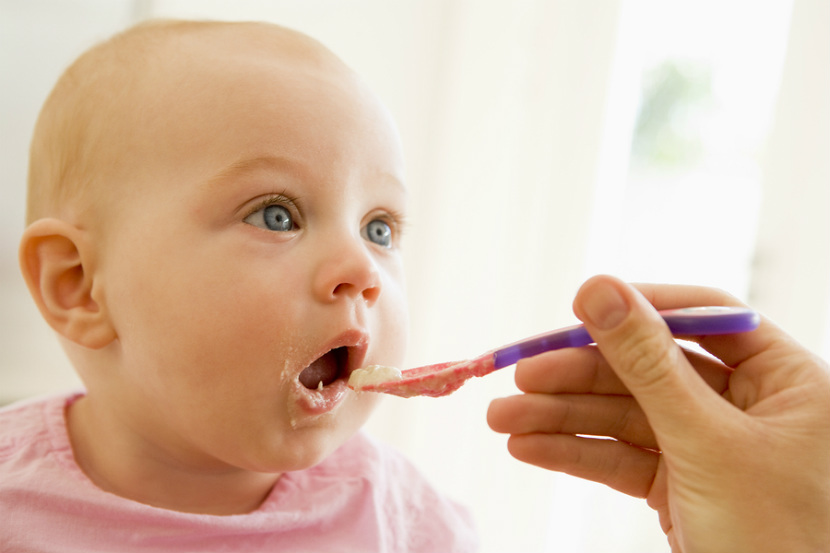 Feeding your baby: When to start with solid foods