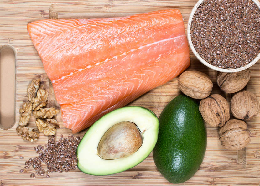 Aliments riches en acides gras oméga-3 comme le saumon, l’avocat et les noix