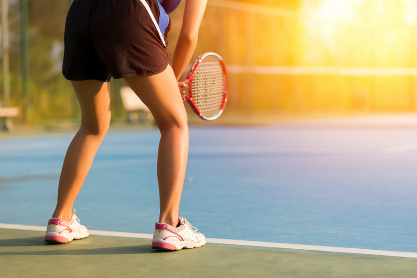 woman playing tennis