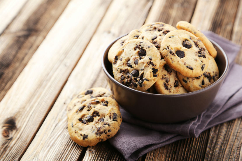 Bol de biscuits aux pépites de chocolat faits maison