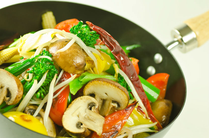 sauté de légumes dans un wok stir fry in a wok