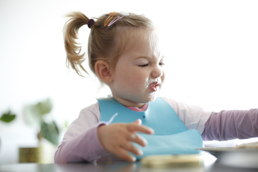 Tout-petit refusant de manger; mangeur capricieux