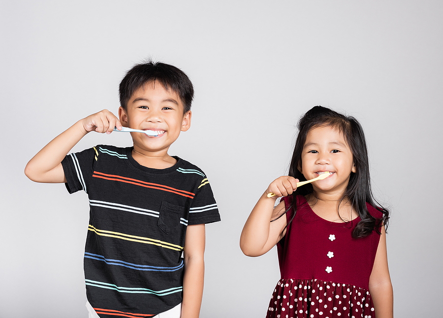 kids brushing teeth