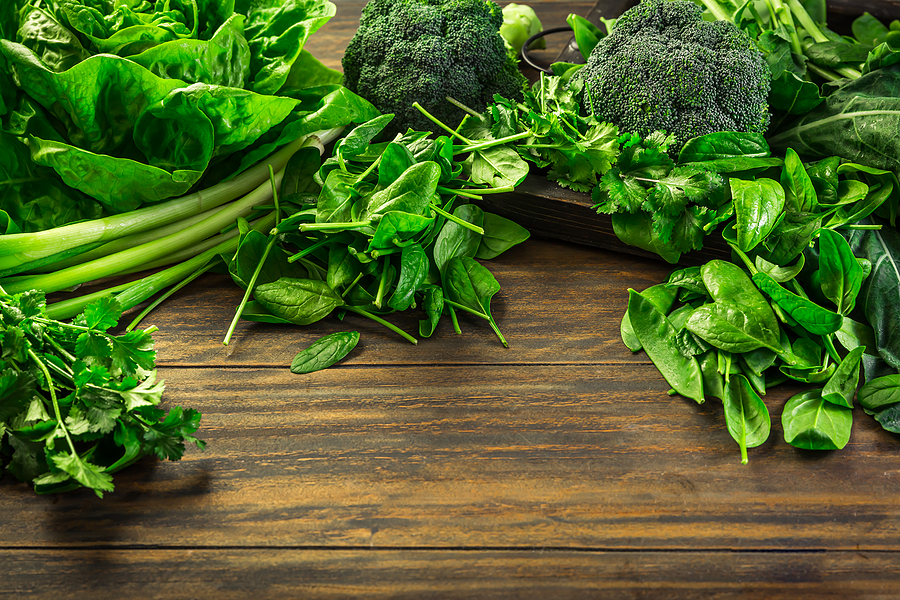 Légumes-feuilles vert foncé comme des épinards et de la roquette