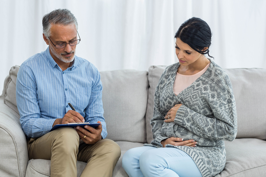 male dietitian counselling a pregnant woman