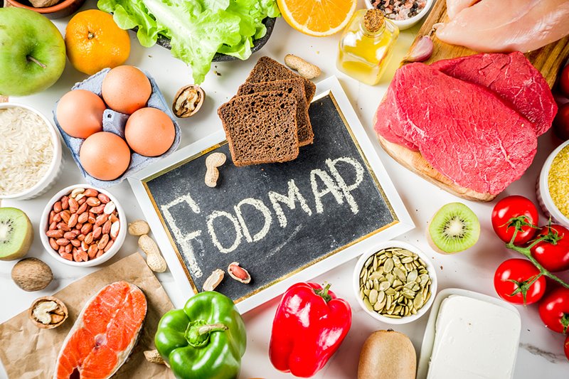 Exemples d’aliments à faible teneur en FODMAP comme le saumon, les œufs, le kiwi et la laitue